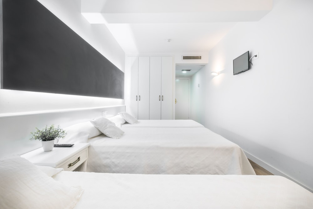 Quadruple Room - Photo 1
