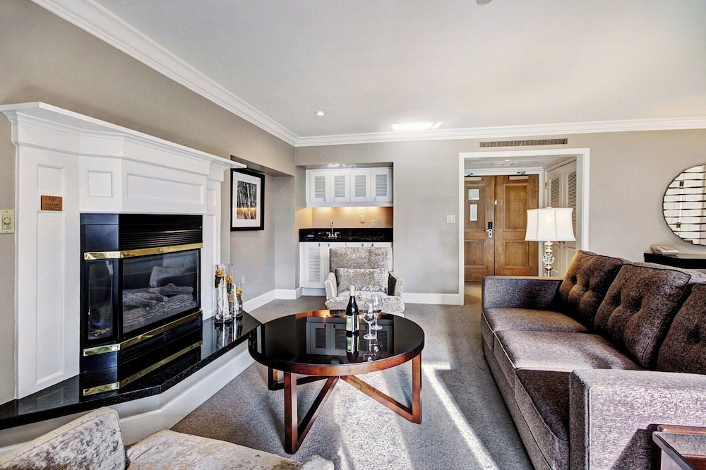 Luxury Suite, 1 King Bed with Sofa bed - Photo 3