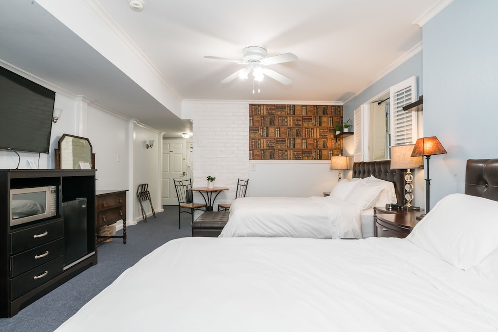 Deluxe Studio Suite, 2 Queen Beds photo 1