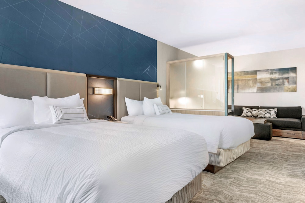 Suite, 2 Queen Beds (Mobility Accessible, Tub) photo 2