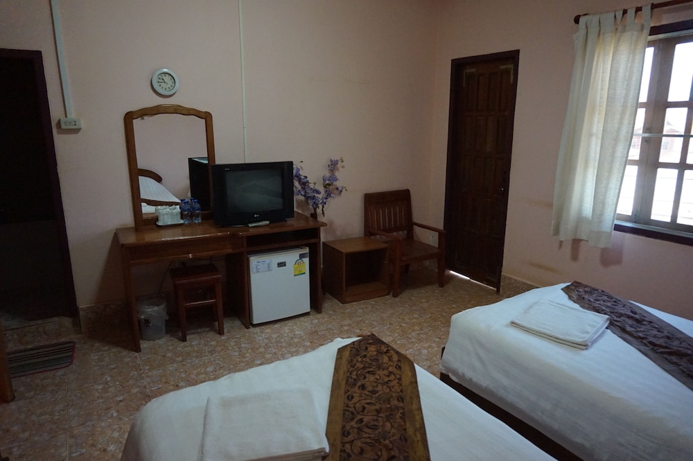 Standard Twin Room with Bathtub photo 2