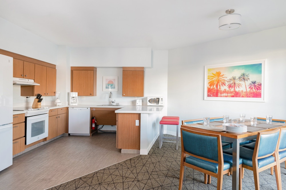 Standard Condo, 3 Bedrooms, Kitchen photo 3