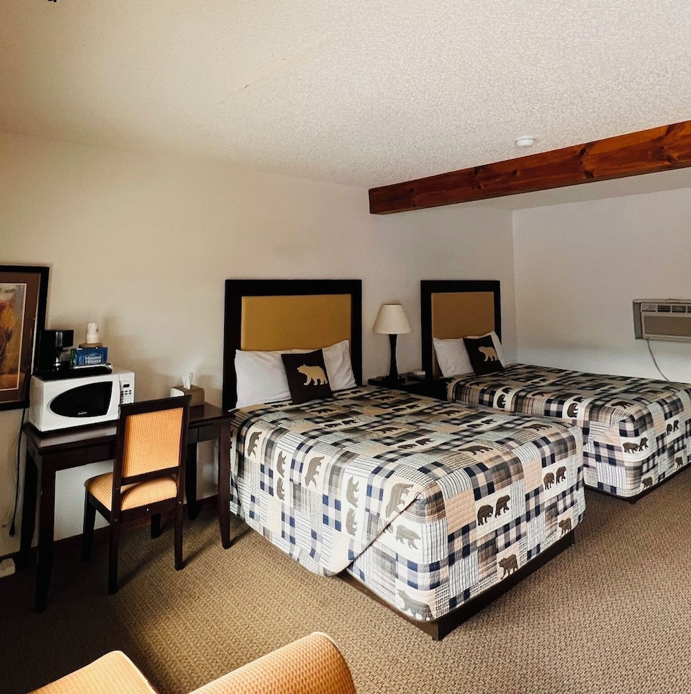 Room, 2 Queen Beds (1 Queen and 1 Double Bed) photo 1