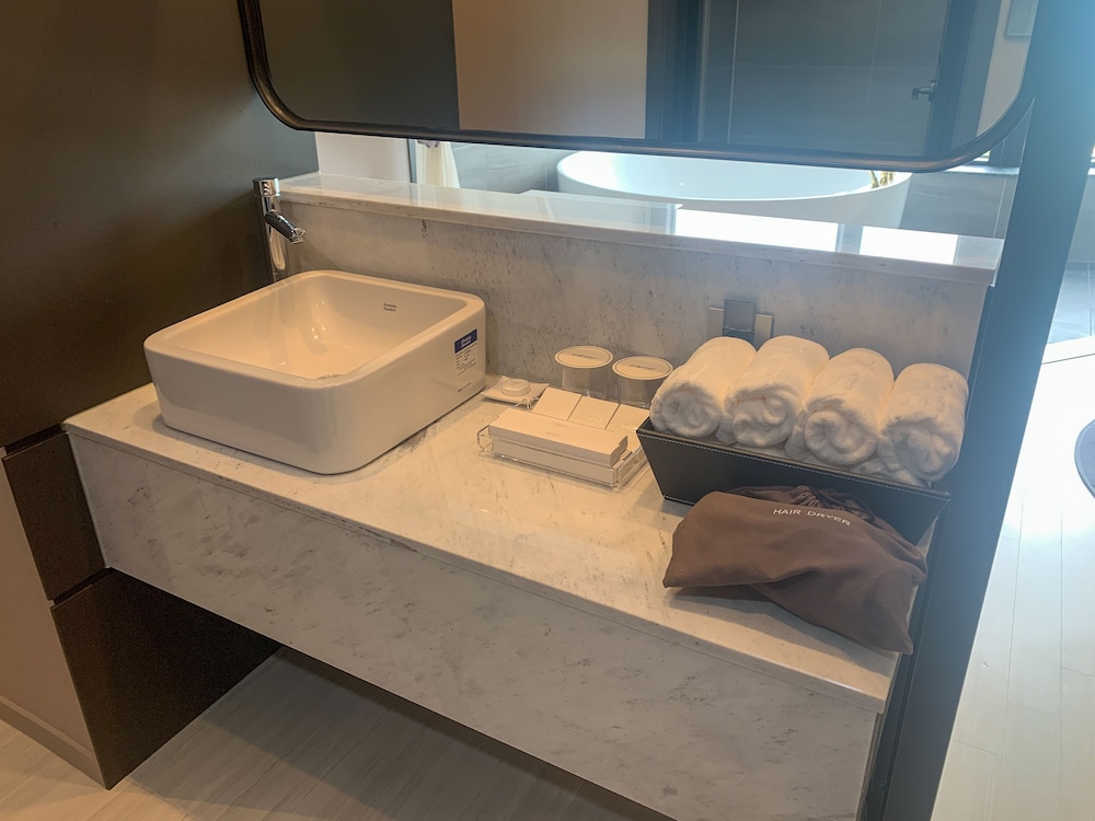 Suite - Photo 16