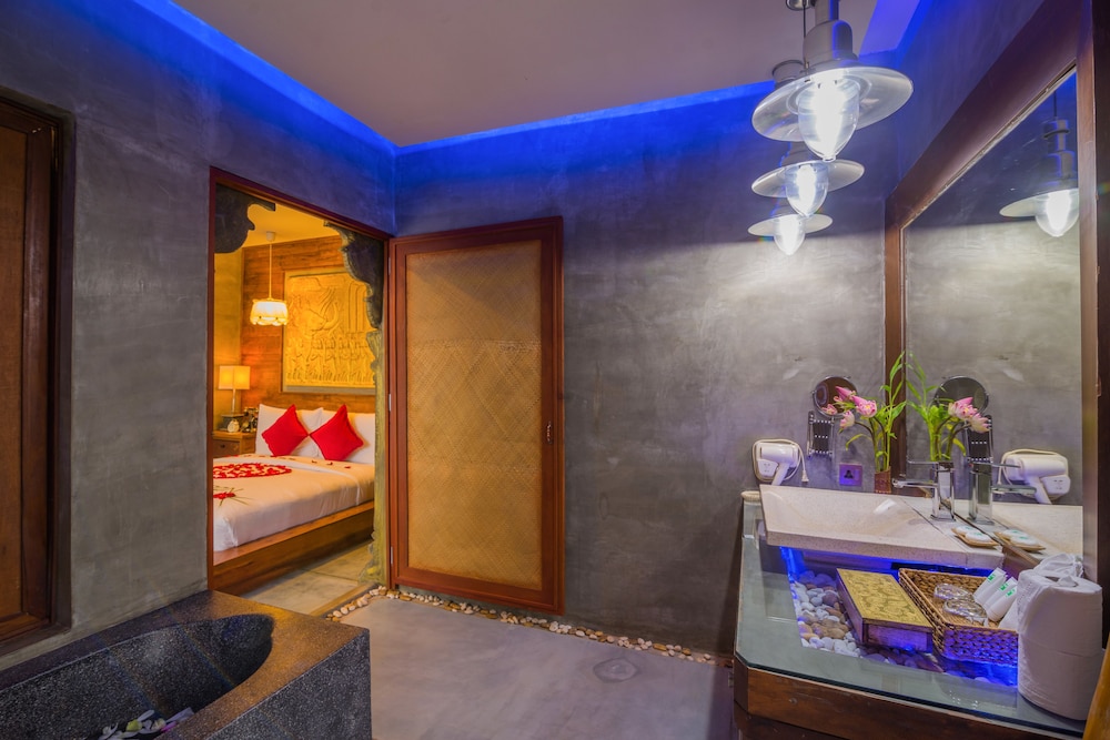Deluxe King Suite with Balcony- Free Pick Up at Bus station photo 3