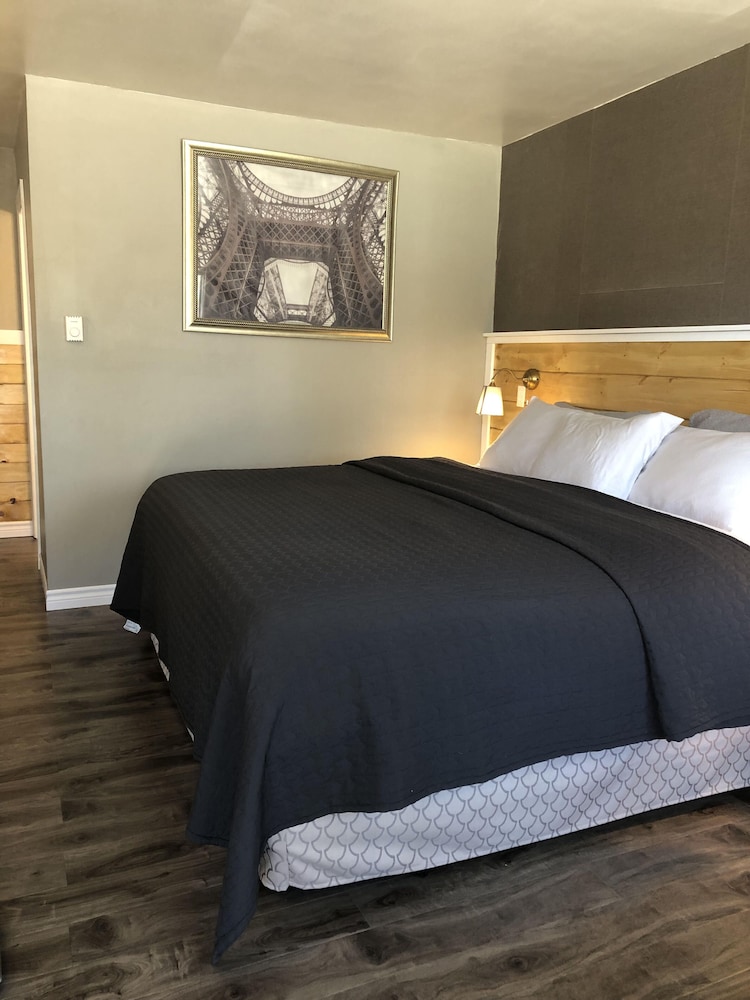 Standard Room, 1 King Bed photo 1
