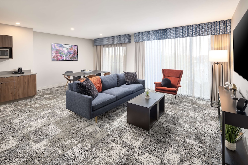 Suite, 1 King Bed, Refrigerator & Microwave (Wet bar) - Photo 1