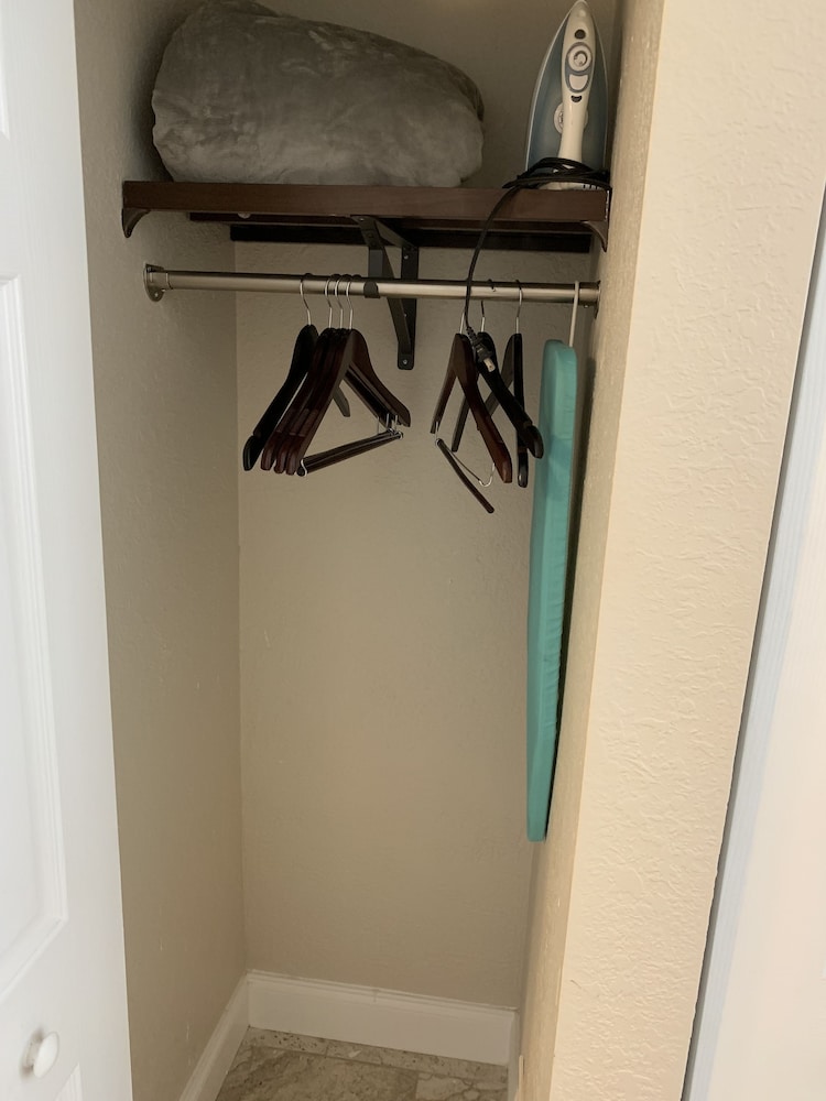 Studio, 1 King Bed, Pool View (UNIT8)