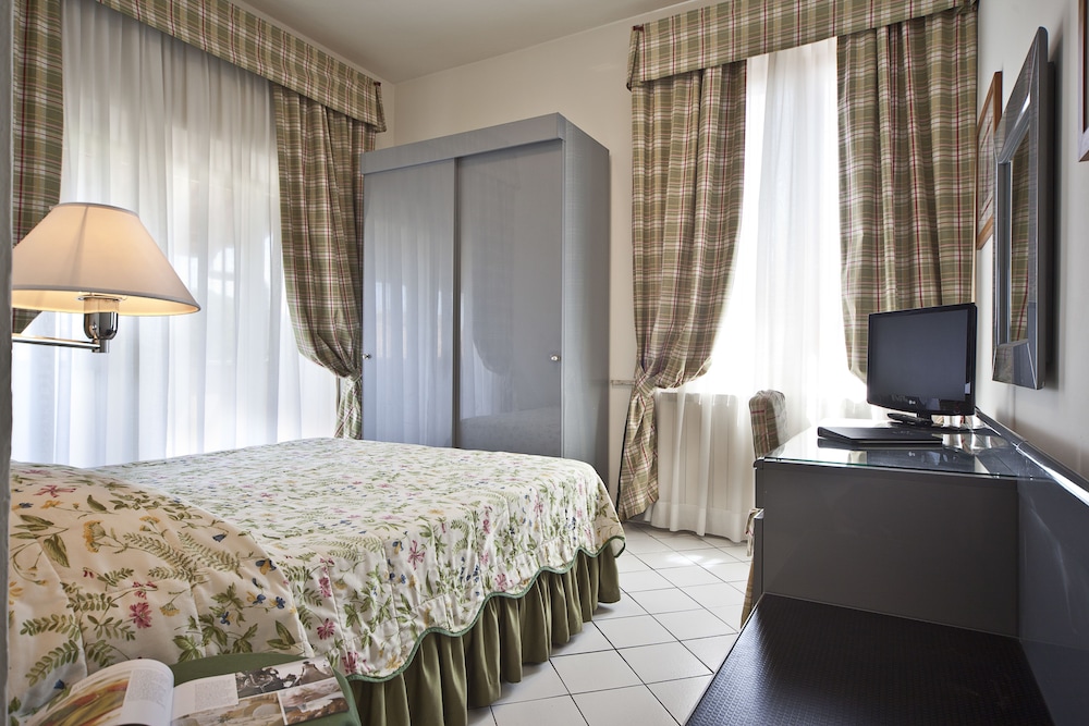 Standard Double or Twin Room - Photo 1