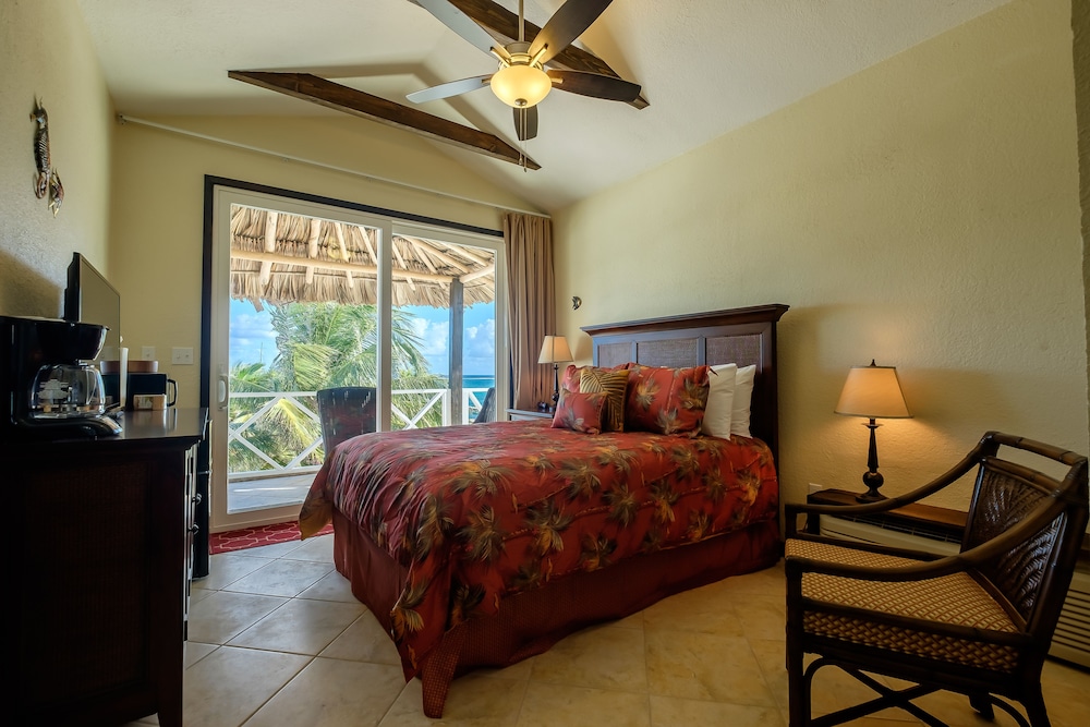 Premium Room, 1 Queen Bed, Refrigerator & Microwave, Oceanfront photo 2