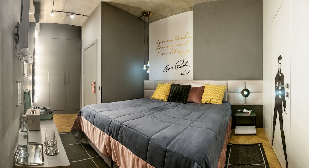 Standard Room, No Windows (Elvis Presley)