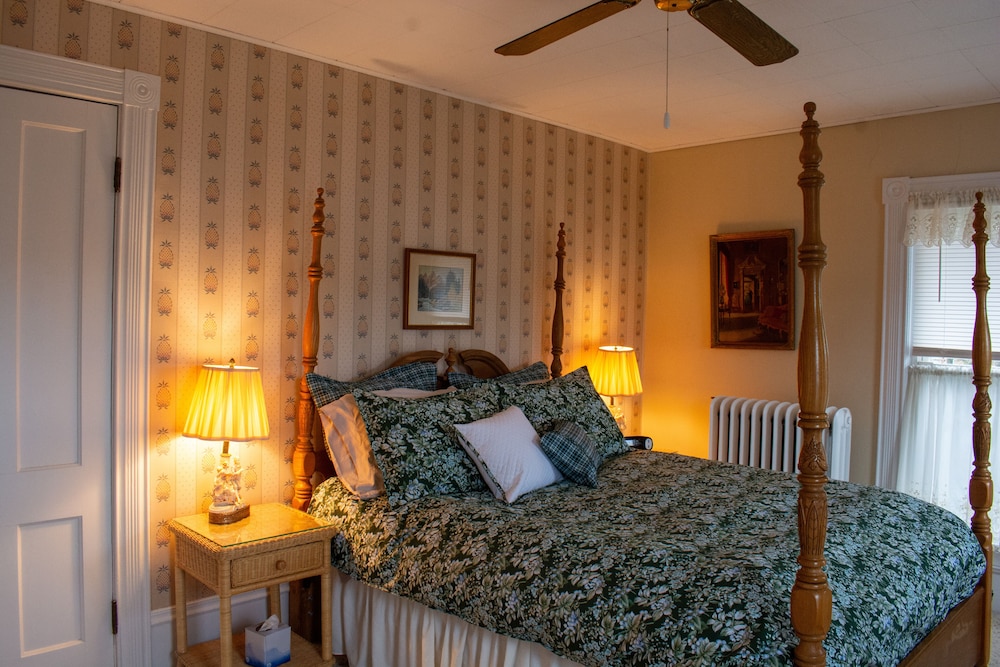 Standard Room, 1 Queen Bed, Non Smoking (Cayuga Room)