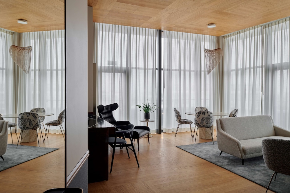 Parliament Suite - Photo 4