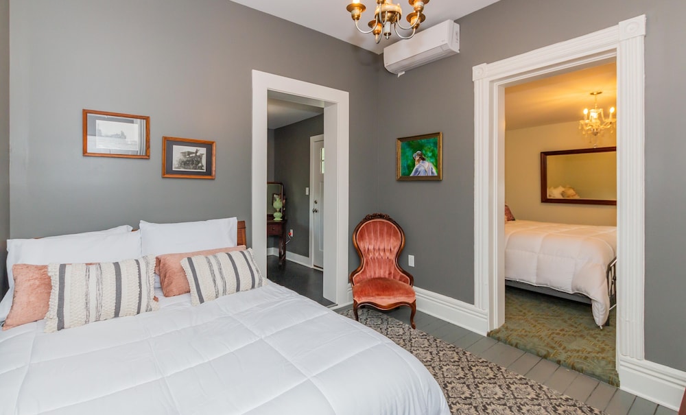Quadruple Room (Miss Kitty Husted) photo 1