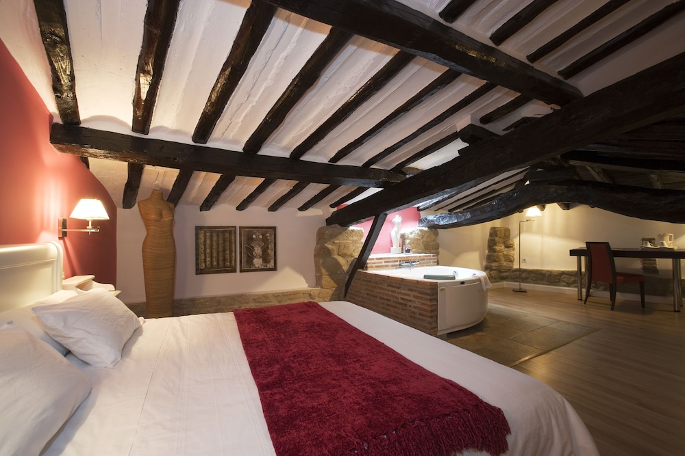Suite - Photo 1