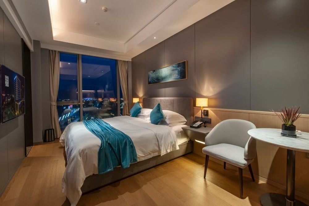 Four Seasons Deluxe King Room photo 1