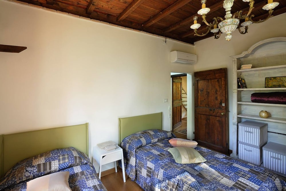 Villa, Smoking photo 2