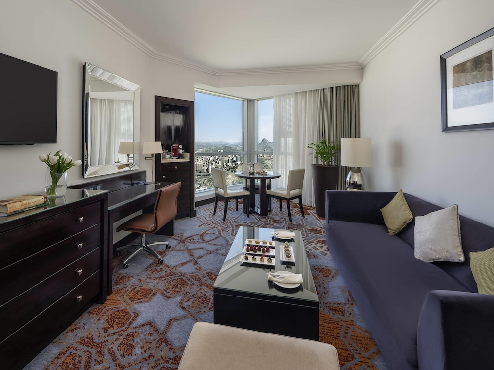 Executive Suite, 2 Bedrooms, City View thumbnail 6