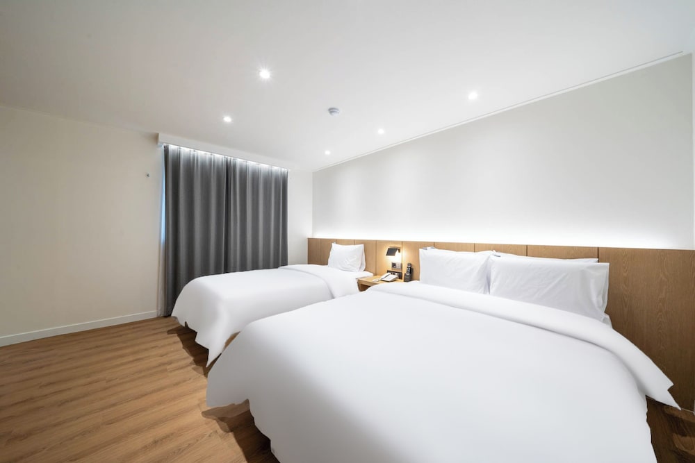 Styler Twin-Basic occupancy: 2 people. Additional person(including infants) 10,000 KRW on site