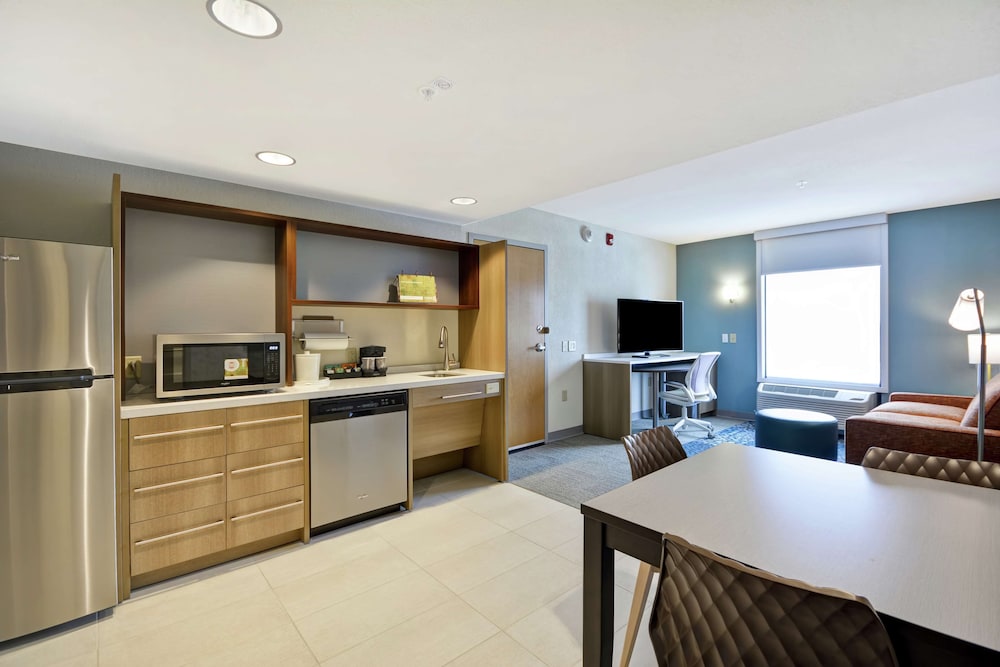 Suite, 1 Queen Bed, Accessible, Bathtub