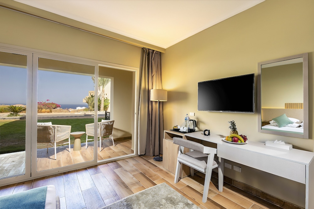 Deluxe Room, Sea View - Photo 2