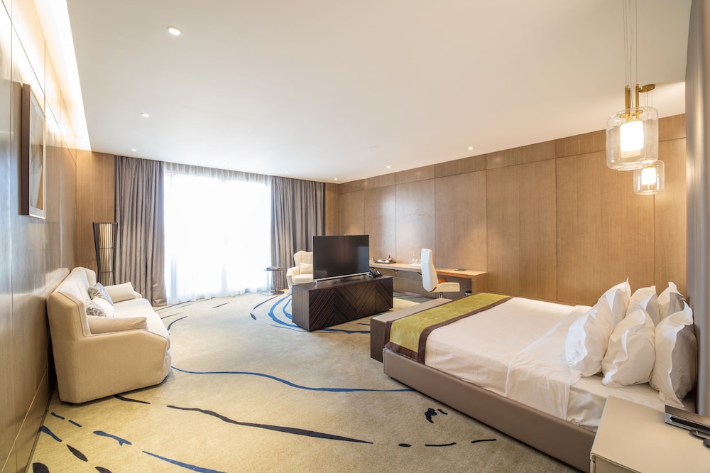 Executive Suite, 1 Queen Bed, Non Smoking, City View photo 3