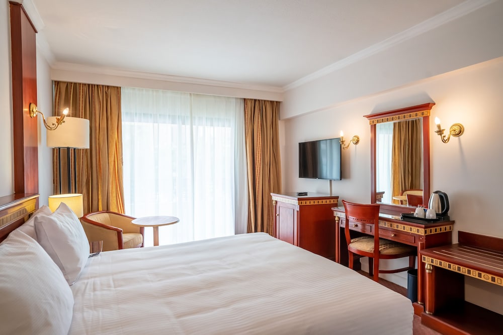 Junior Suite With Pool View - Photo 12