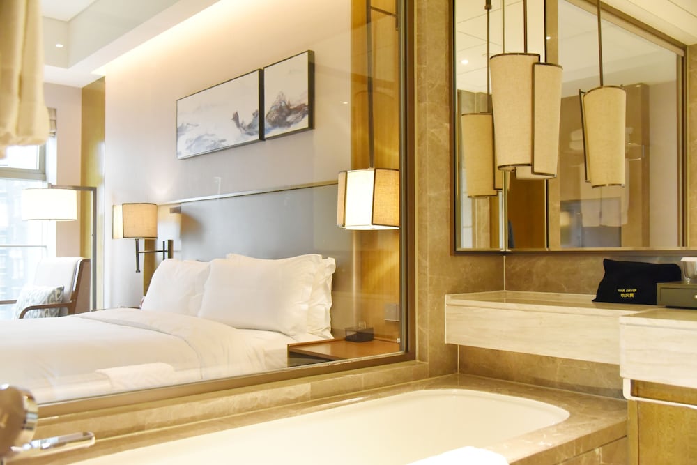 Basic Single Room, 1 King Bed photo 3