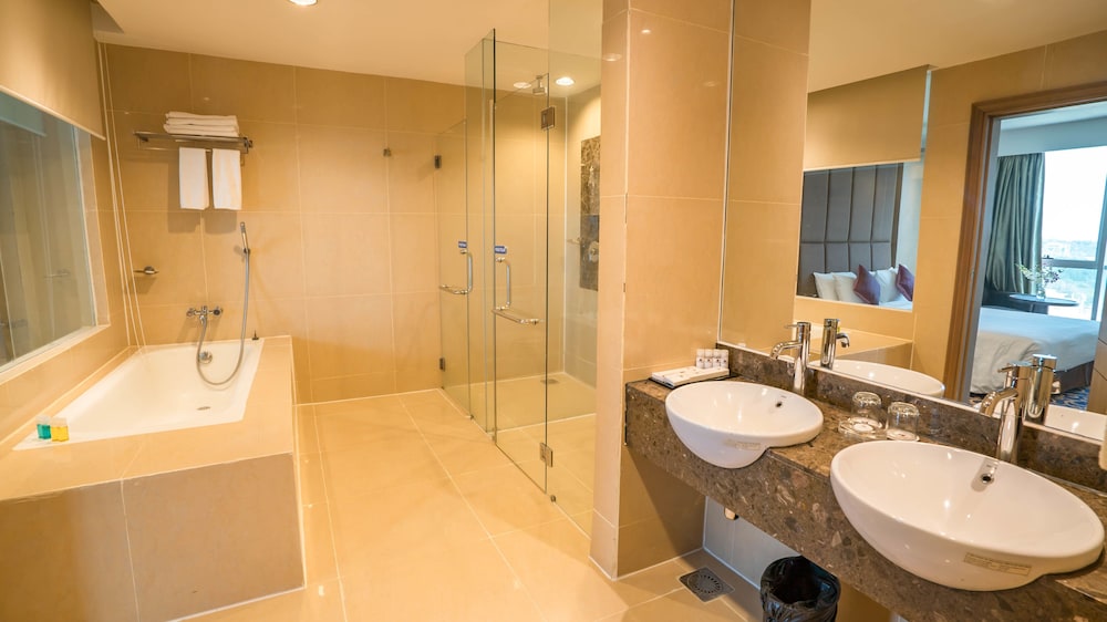 Suite - Photo 9