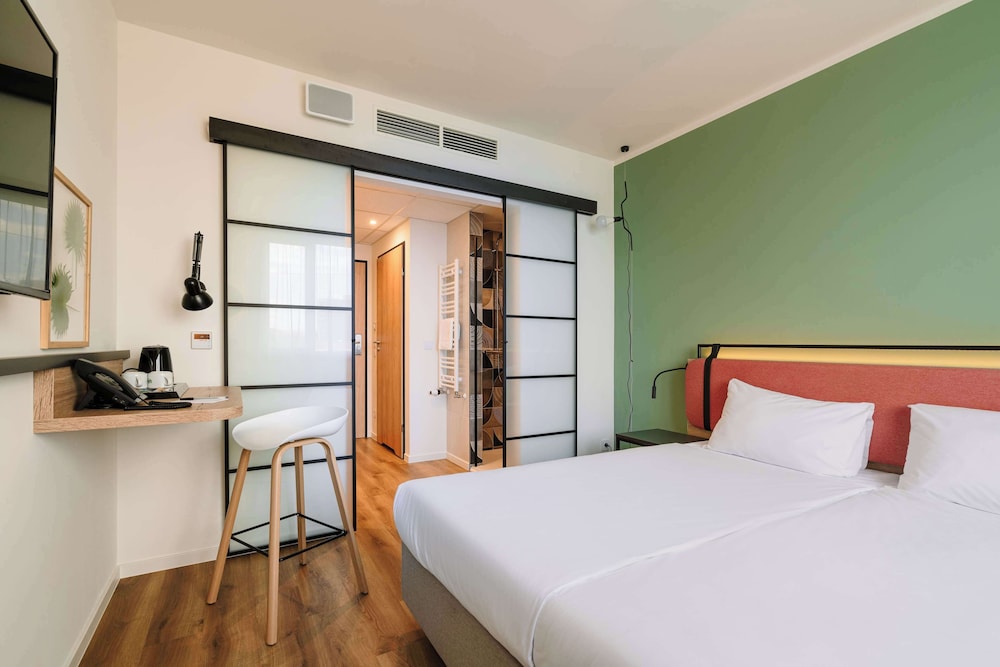 Standard Room, Multiple Beds - Photo 4