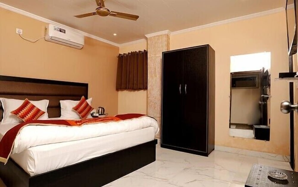 Deluxe Room, 1 King Bed, City View photo 2