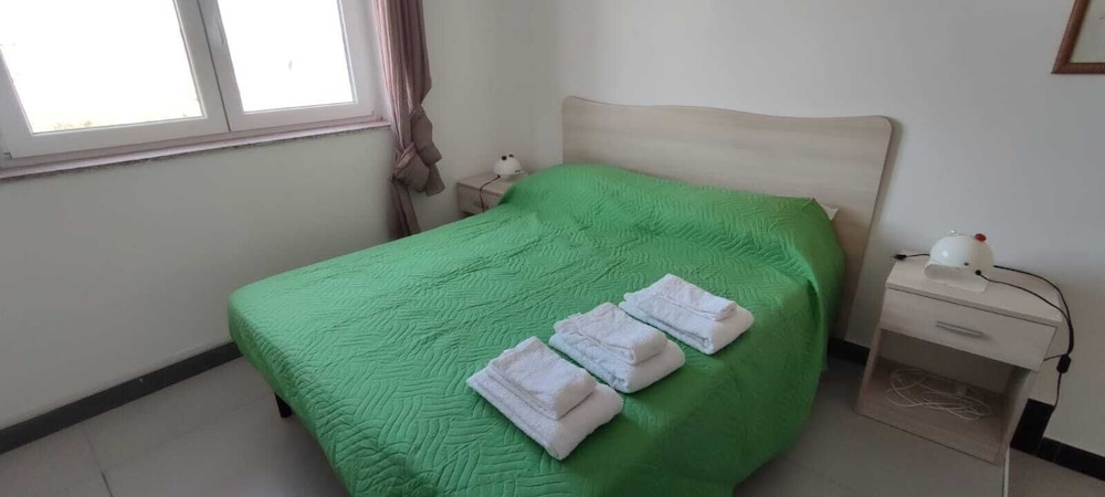 Standard Room, 1 Queen Bed, Non Smoking, Garden View photo 1