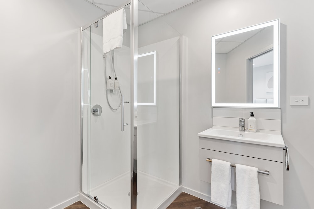 Apartment, 1 Bedroom, Kitchenette (Non-Motorway Facing) - Photo 3