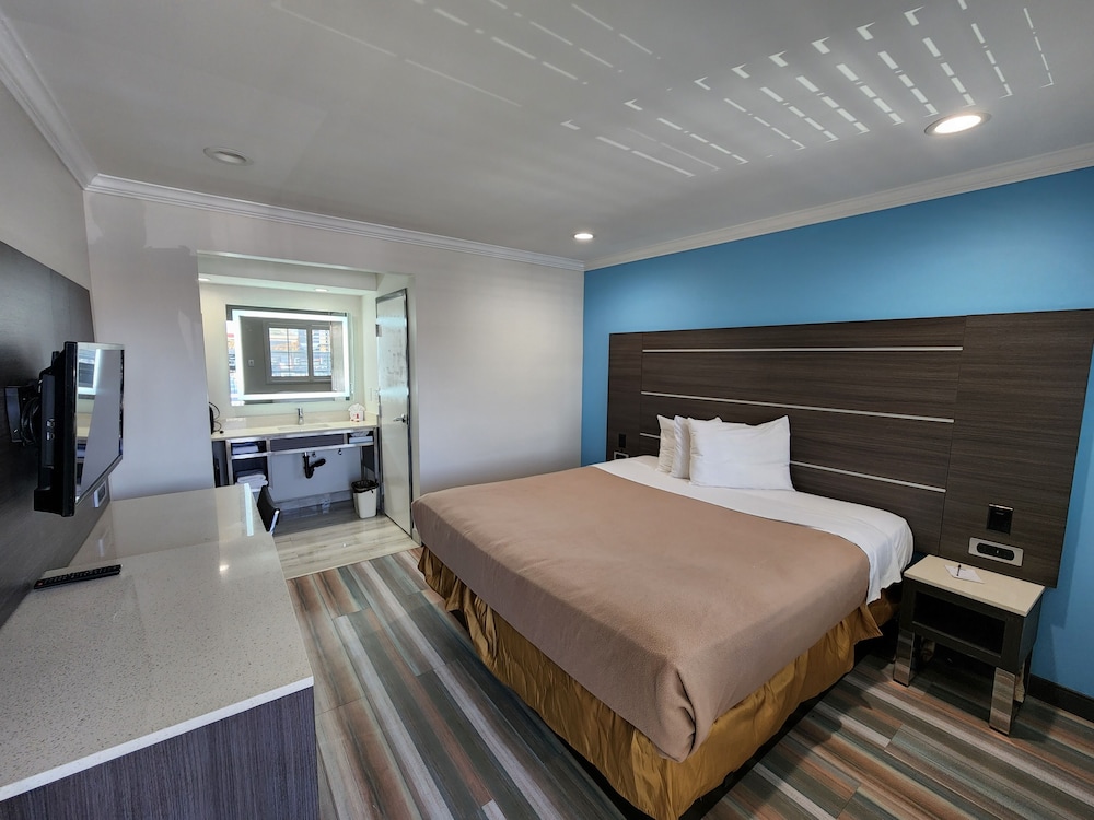 Room, 1 King Bed, Non Smoking - Photo 10