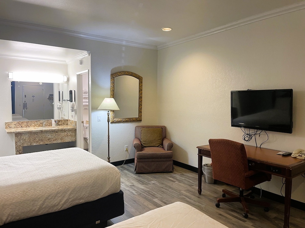 Room, 2 Queen Beds, Non Smoking - Photo 2