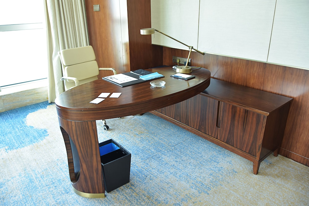 Room, 2 Double Beds, Partial Sea View photo 2