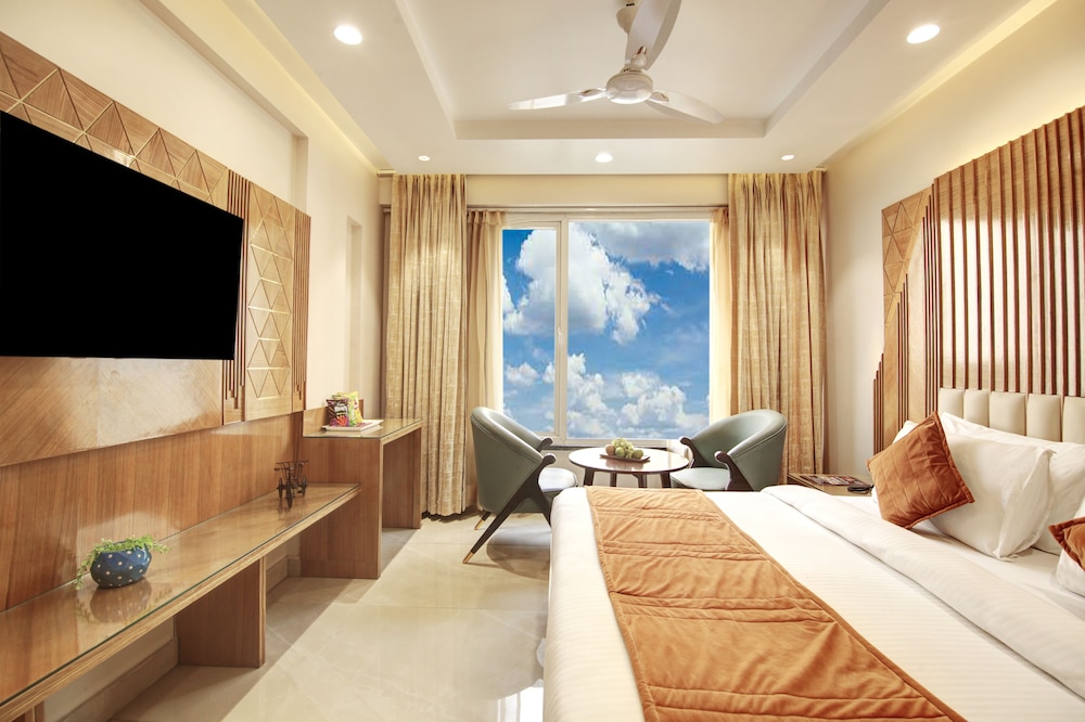 Superior Room, 1 King Bedroom with Window