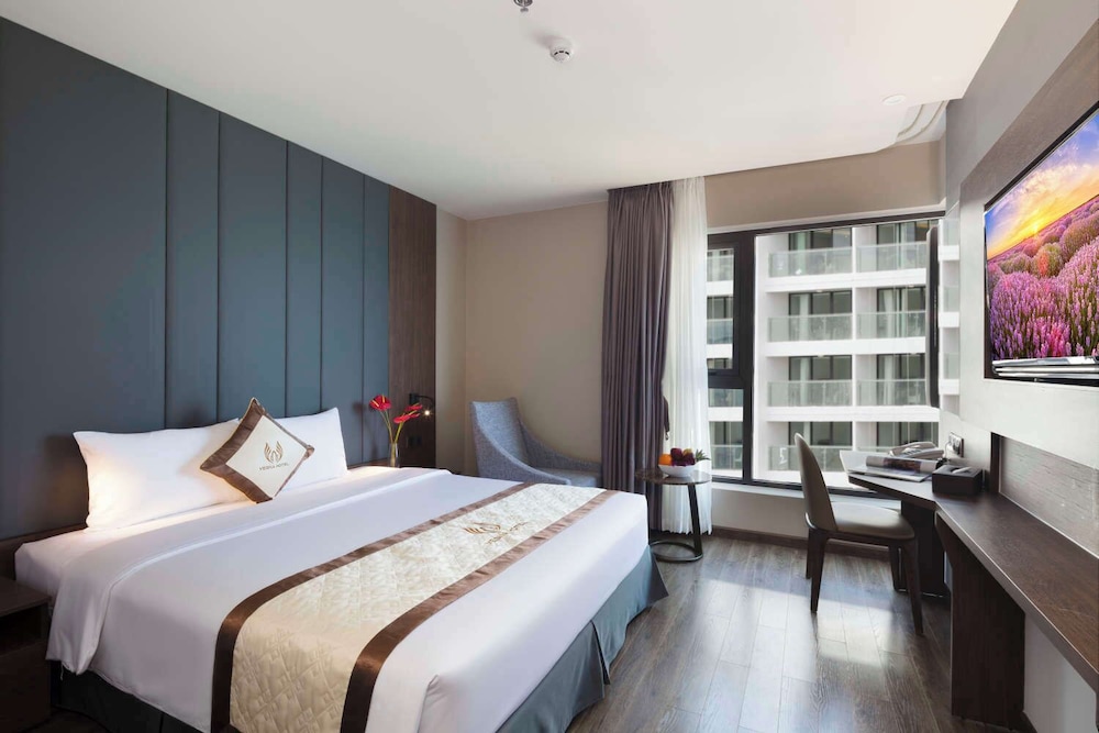 Deluxe Room, 1 Queen Bed, Partial Sea View