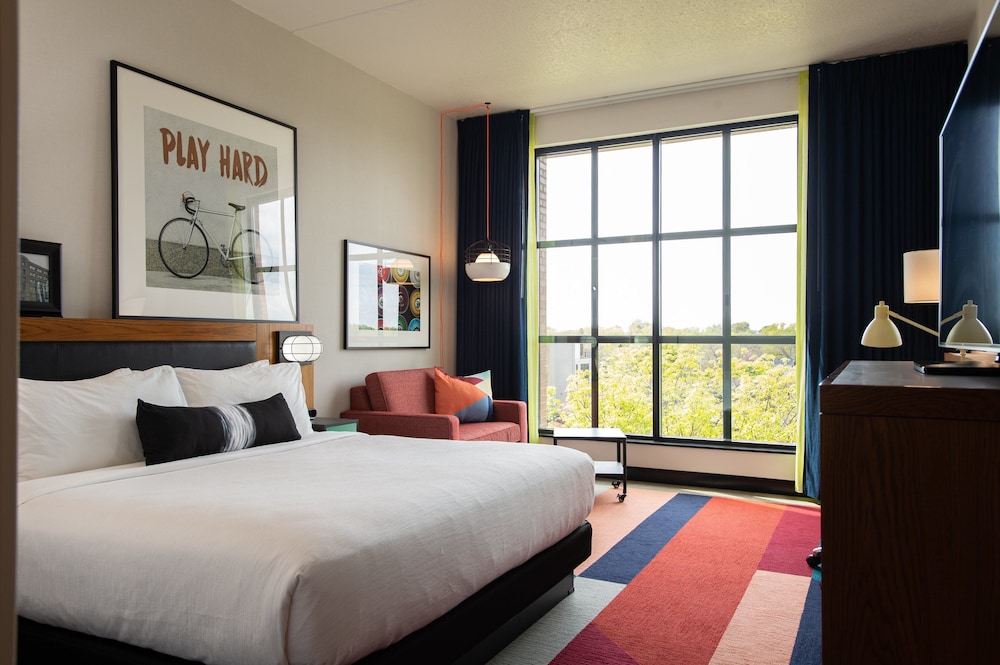 Suite, 1 King Bed - Photo 2