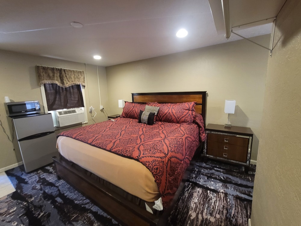 Standard Single King Bed photo 3