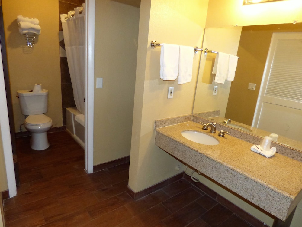 Standard Room, 2 Queen Beds - Photo 4