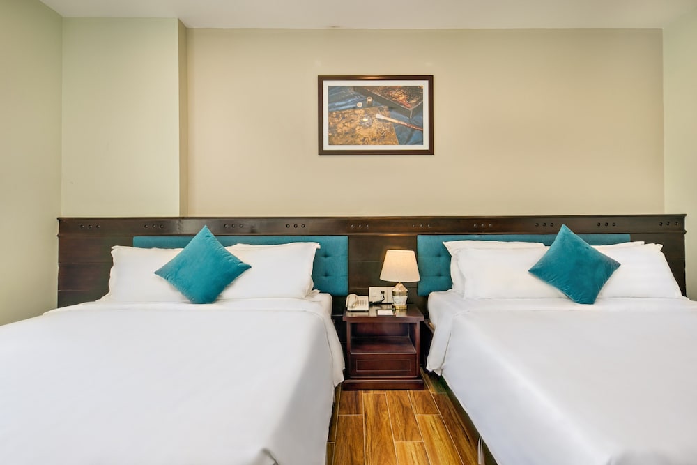 Deluxe Triple Room, 2 Queen Beds, City View - Photo 10