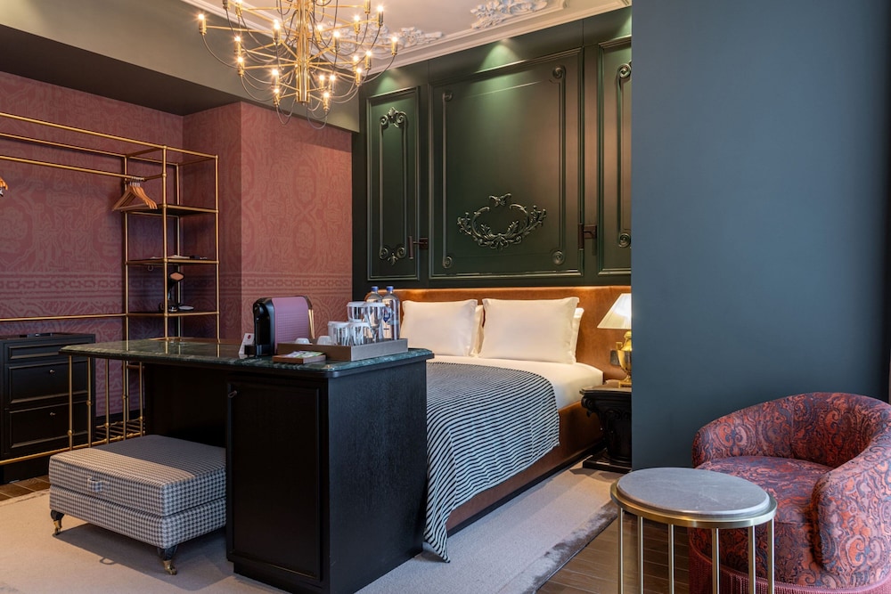 Grand Room, 1 King Bed photo 1