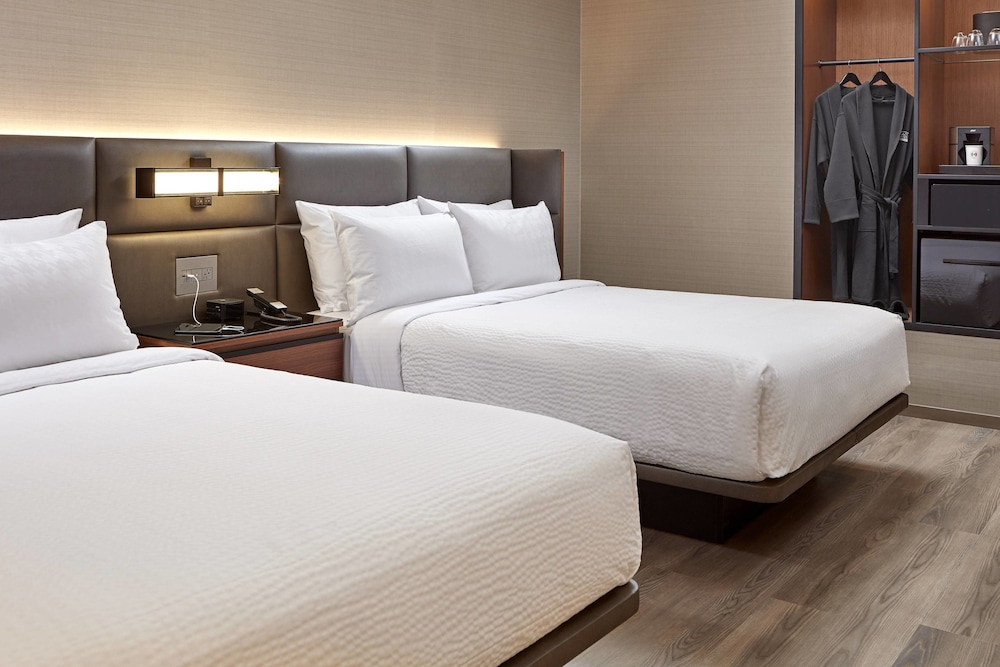 Room, 2 Queen Beds (Mobility/Hearing Accessible, Tub) photo 2