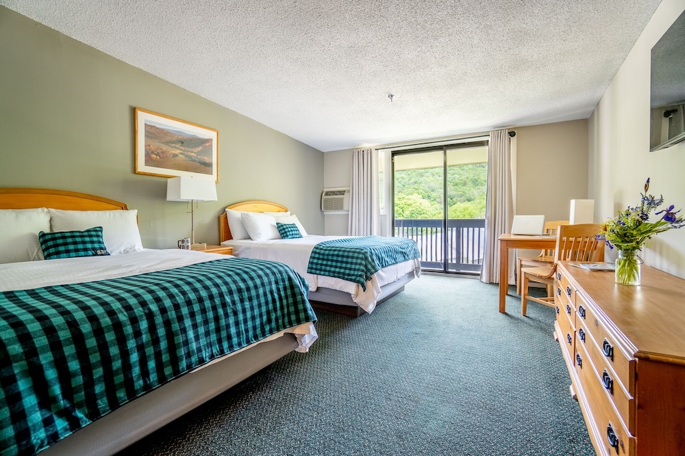 Mountain View Two Queen Beds With Balcony