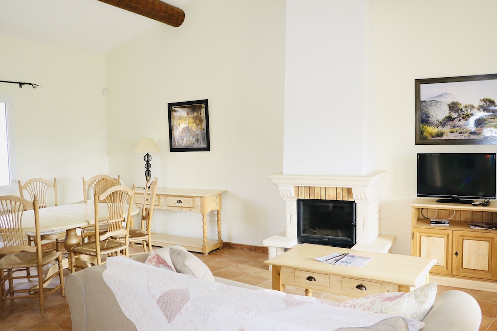 Apartment, 2 Bedrooms, Pool View photo 3