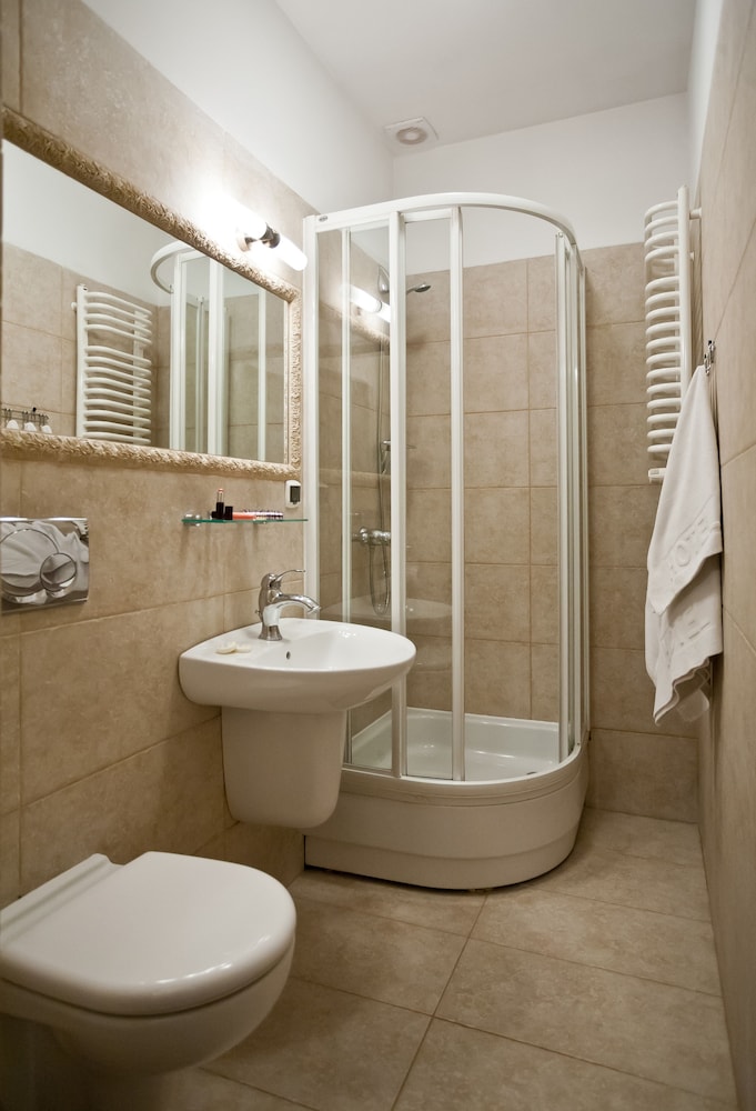 Standard Twin Room - Photo 11