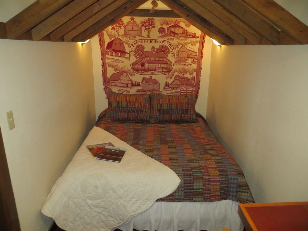 Standard Room, 1 Queen Bed (Loft) photo 1