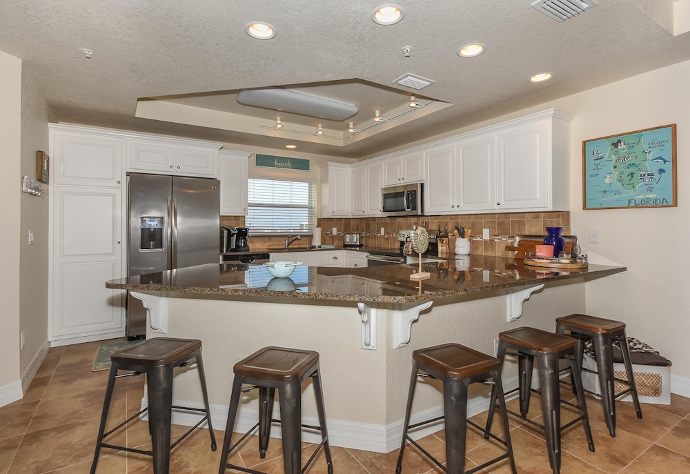 Large Corner Unit at Ocean Walk with Sneak Peak of the Ocean ~ OW20-501, Zdjęcie 2