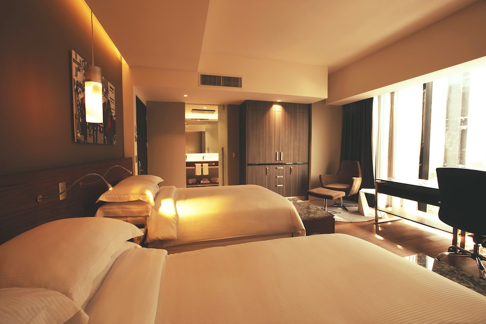 Junior Suite, 2 Double Beds thumbnail 5